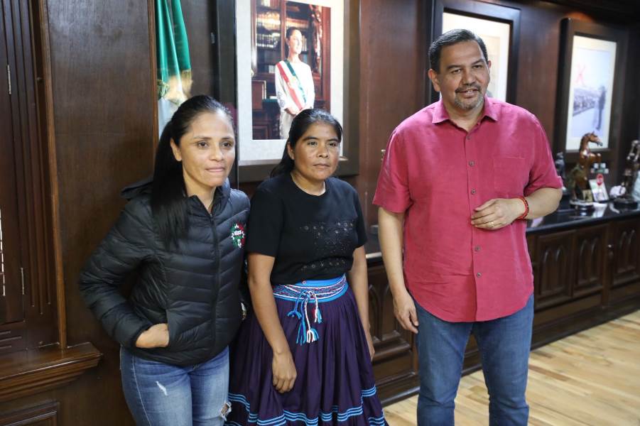 Recibe alcalde a corredoras rarámuri en el marco del Día Internacional de la Mujer Indígena