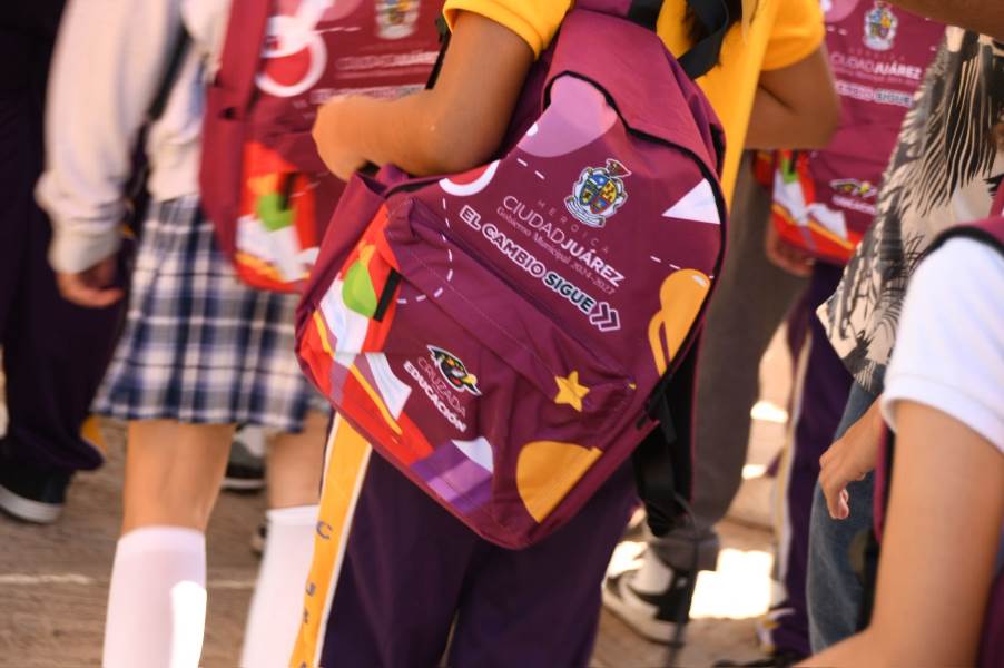 Alcalde entregó mochilas escolares en primaria Club de Leones