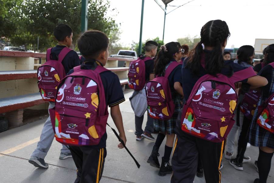 El Presidente Cruz Pérez Cuéllar encabezó la entrega de mochilas, loncheras, obras de infraestructura y domos en distintos planteles educativos de la ciudad