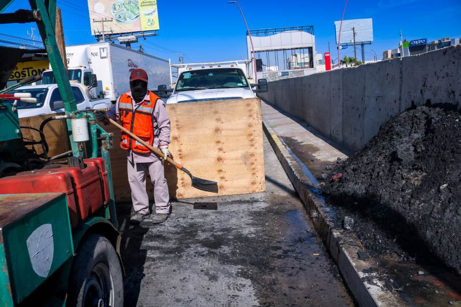 Continúa limpieza del colector Teófilo Borunda por parte de la J+