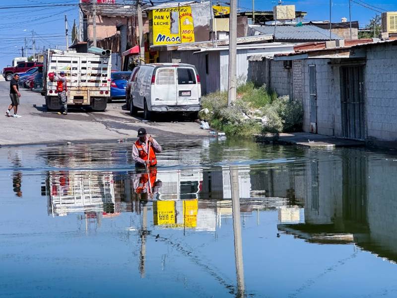 J+ soluciona taponamiento por acumulación de agua en la colonia Azteca