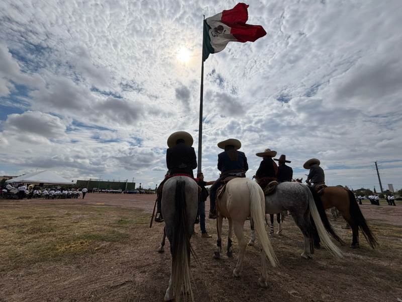 Encabeza alcalde izamiento de bandera en inicio de celebraciones del mes patrio