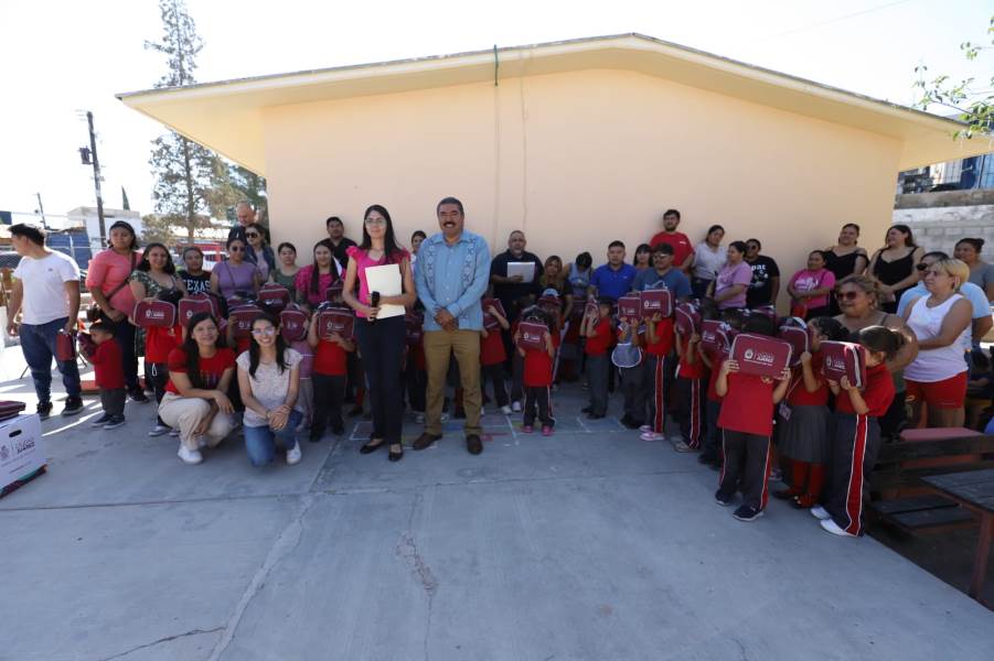 Entregan mochilas y loncheras a estudiantes en varias escuelas de Ciudad Juárez