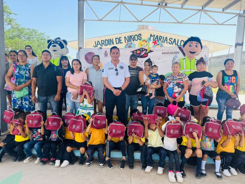 Continúa Gobierno Municipal con entrega de mochilas y loncheras en escuelas de Ciudad Juárez