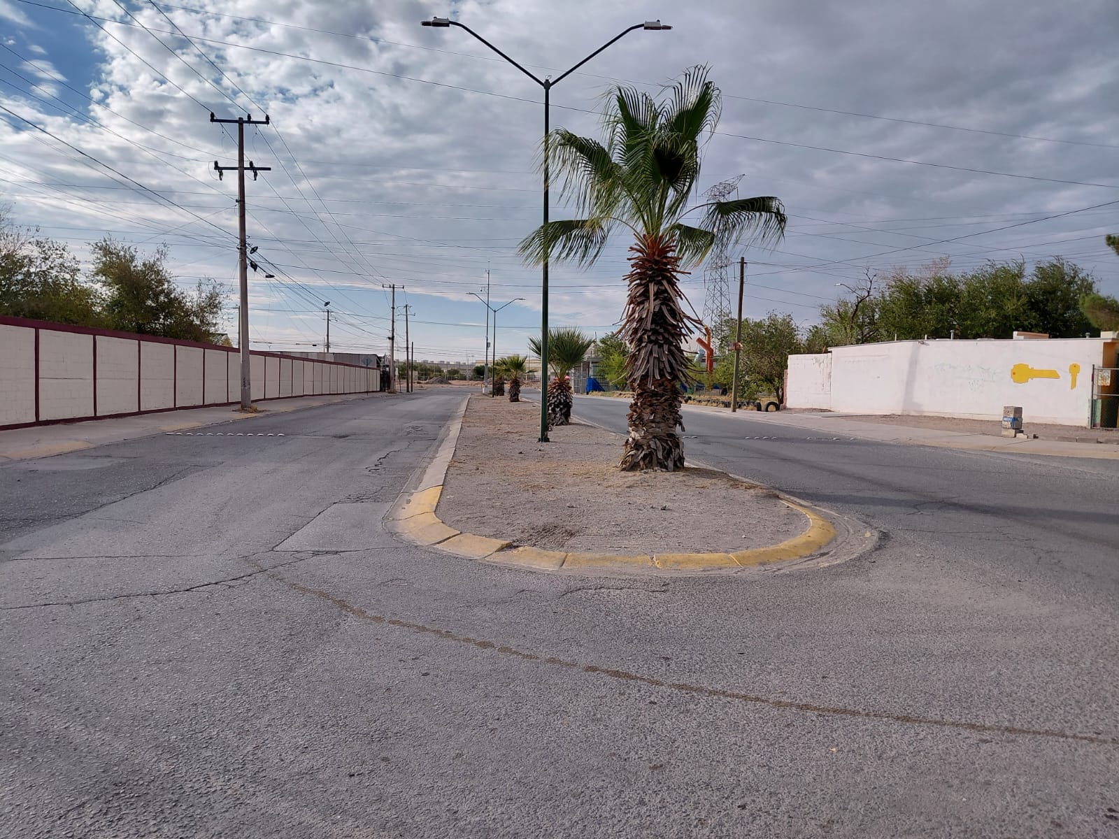 Mejoran condiciones de camellón en la calle Lucero.