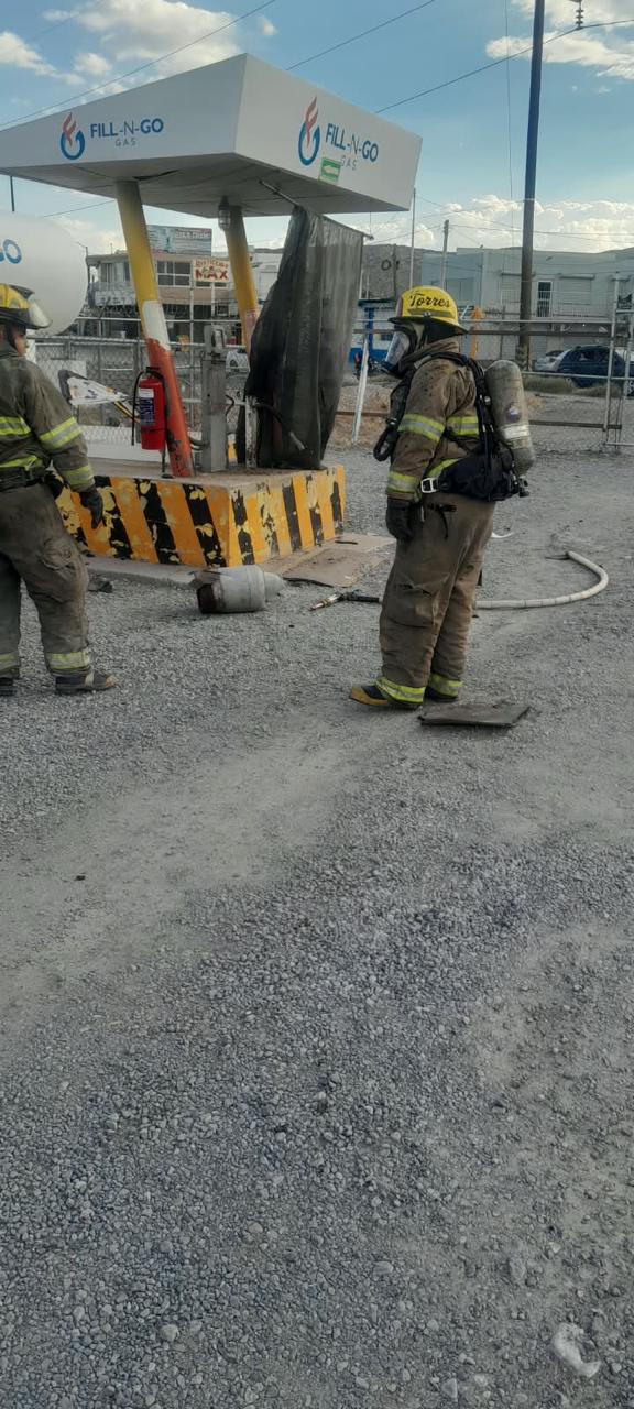 Reportan dos personas lesionadas tras explosión de tanque.