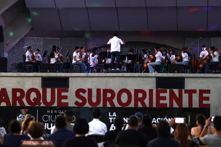 Llevaron Orquesta Sinfónica Esperanza Azteca UACJ concierto al suroriente de Juárez