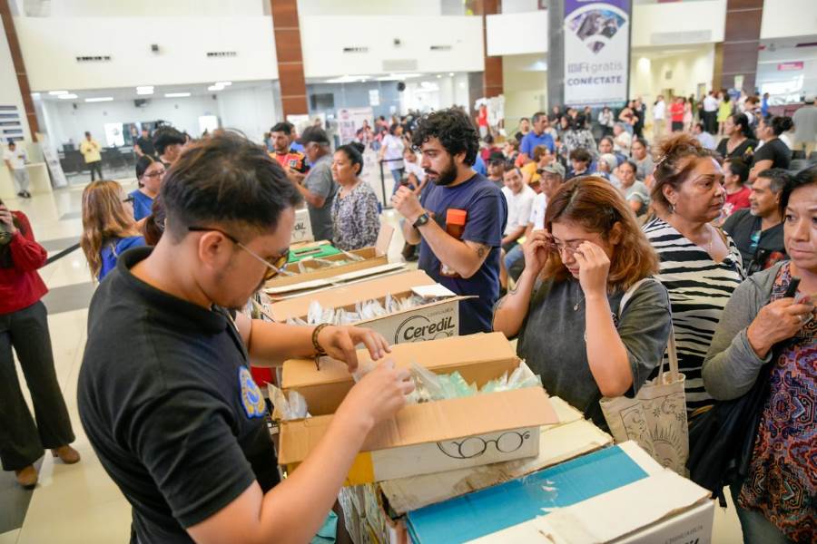 Llevan Feria de Salud Visual a Pueblito Mexicano