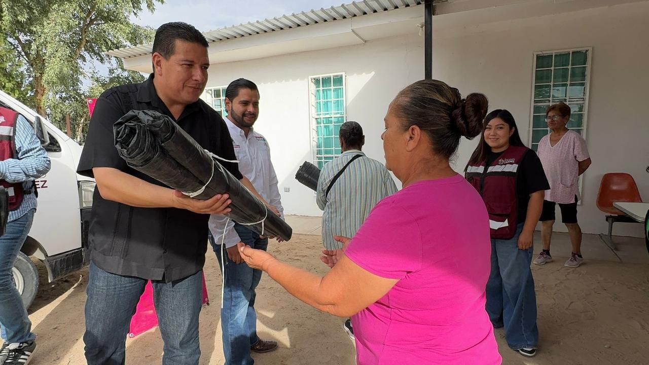 Llevan apoyos sociales a Samalayuca para la prevención de daños por lluvias.