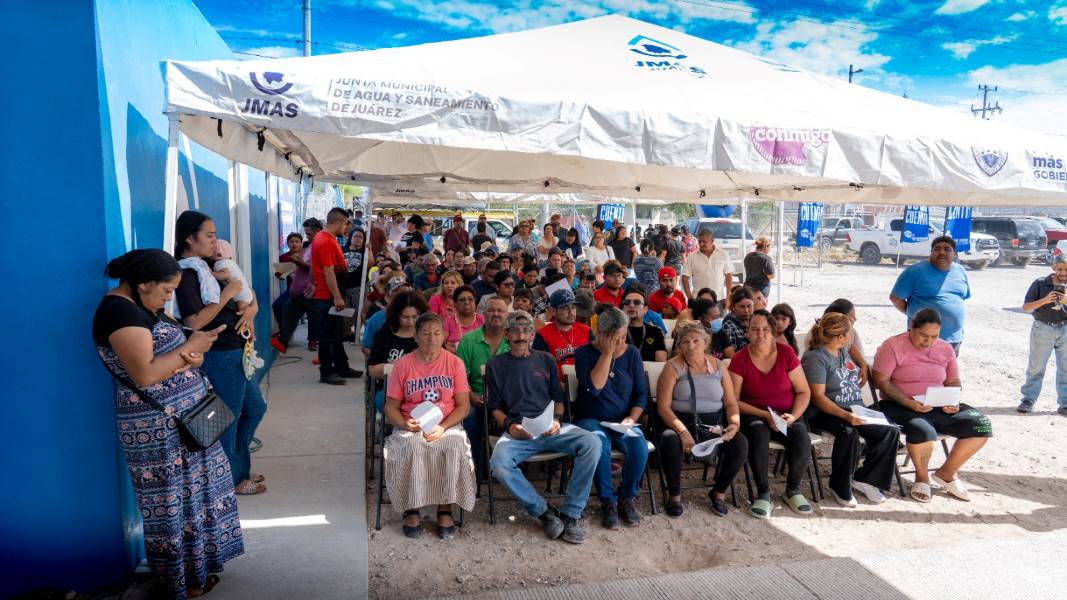 JMAS entrega otros 200 tinacos en Los Kilómetros