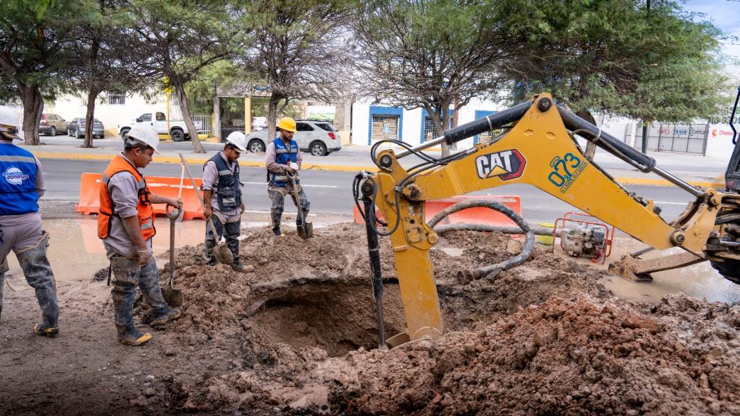 JMAS atiende fuga de agua potable en el bulevar Óscar Flores