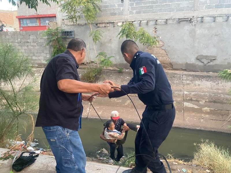 Rescatan a mujer de 76 años tras caer a canal de aguas negras