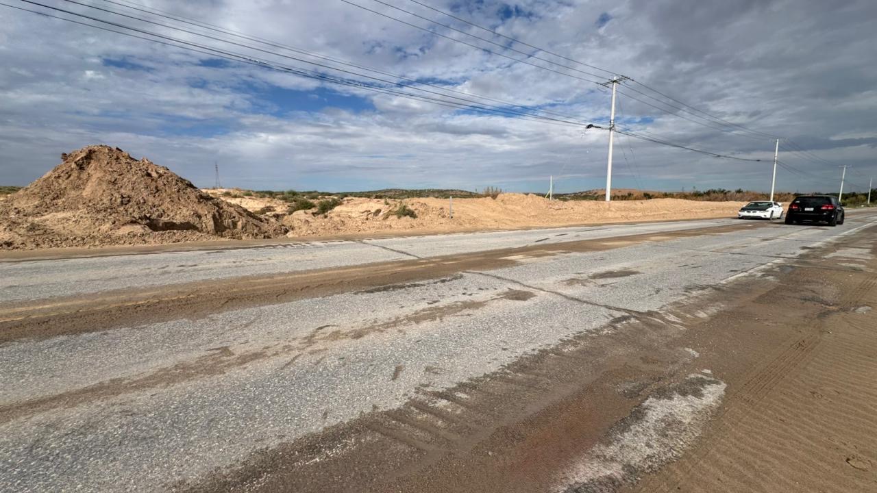 Retiran arena de la carretera Juárez-Porvenir tras lluvias en el Valle de Juárez