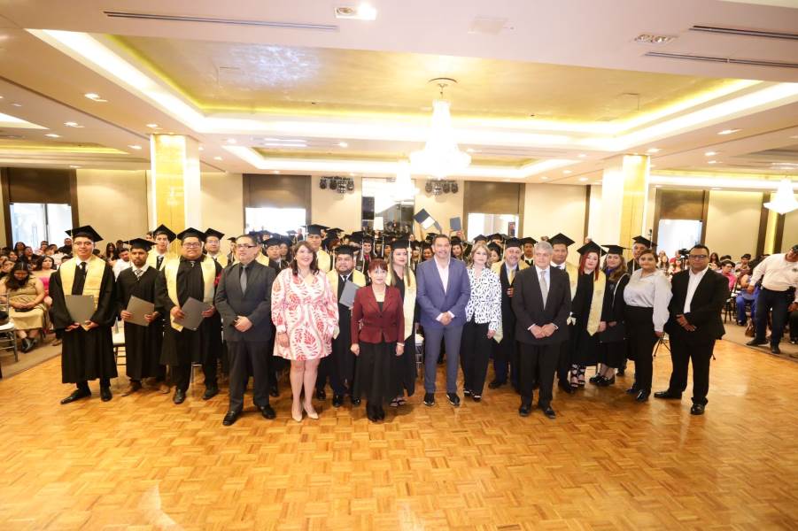 Participó alcalde en la ceremonia de graduación del CUPN