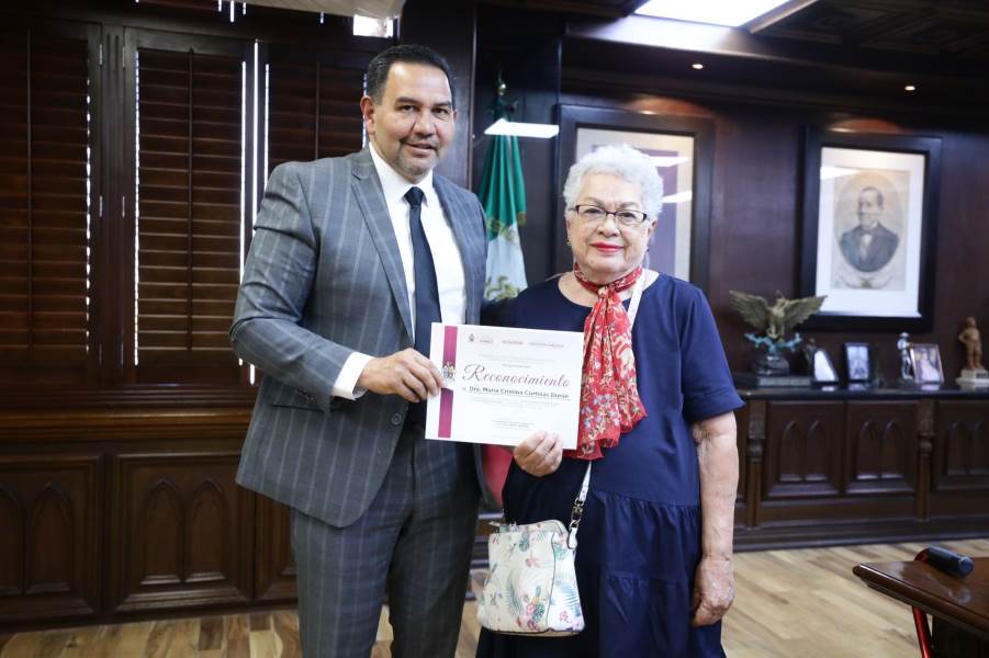 Entregó reconocimiento el alcalde Pérez Cuéllar a la especialista en ecología Cristina Cortinas