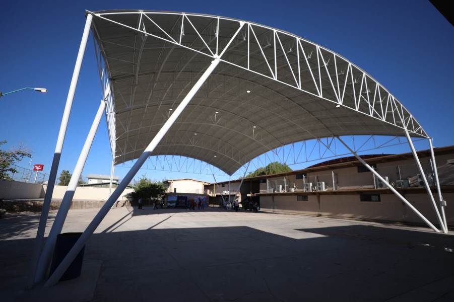 Beneficia cruz Pérez Cuéllar a dos escuelas con la entrega de domo