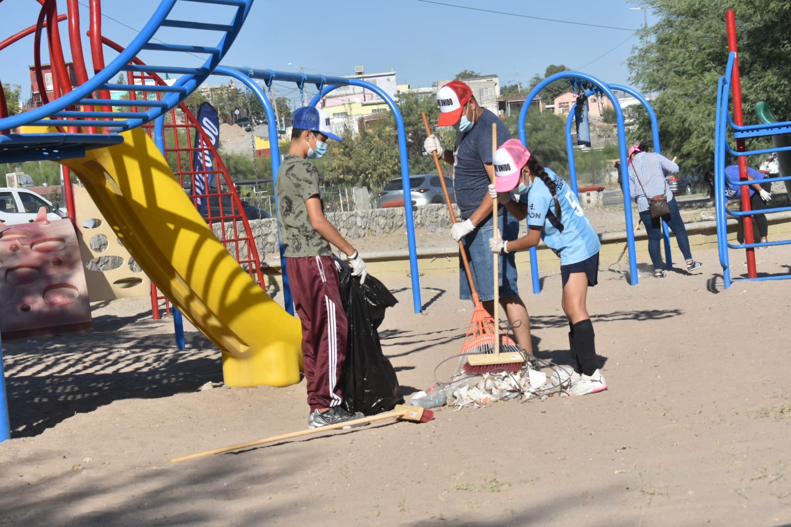 Dirección de Limpia y Fondo Unido Chihuahua trabajan en el aseo del parque Las Tortugas
