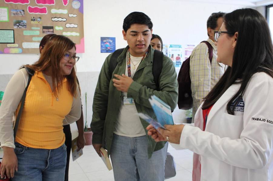 Brindan pláticas preventivas sobre adicciones a estudiantes de la UTPN
