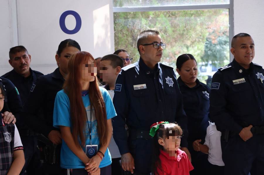 Reciben “becas de equidad” hijos de policías municipales