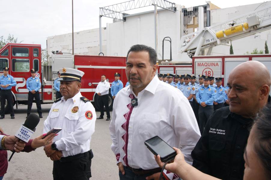 Aumenta equipamiento para Bomberos, entrega alcalde 3 máquinas extintoras.
