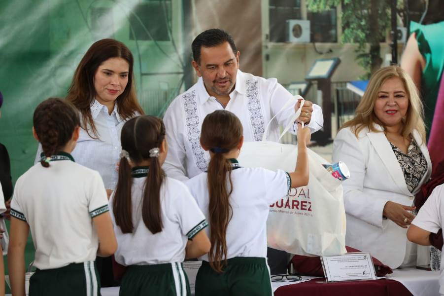 Estudiantes reciben apoyo de material escolar