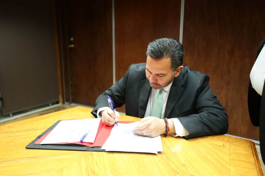 Firma alcalde acta de entrega-recepción