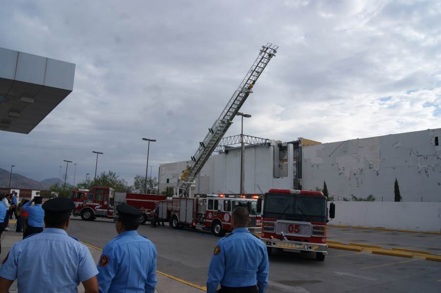 Entrega Presidente Pérez Cuéllar tres máquinas extintoras al Departamento de Bomberos