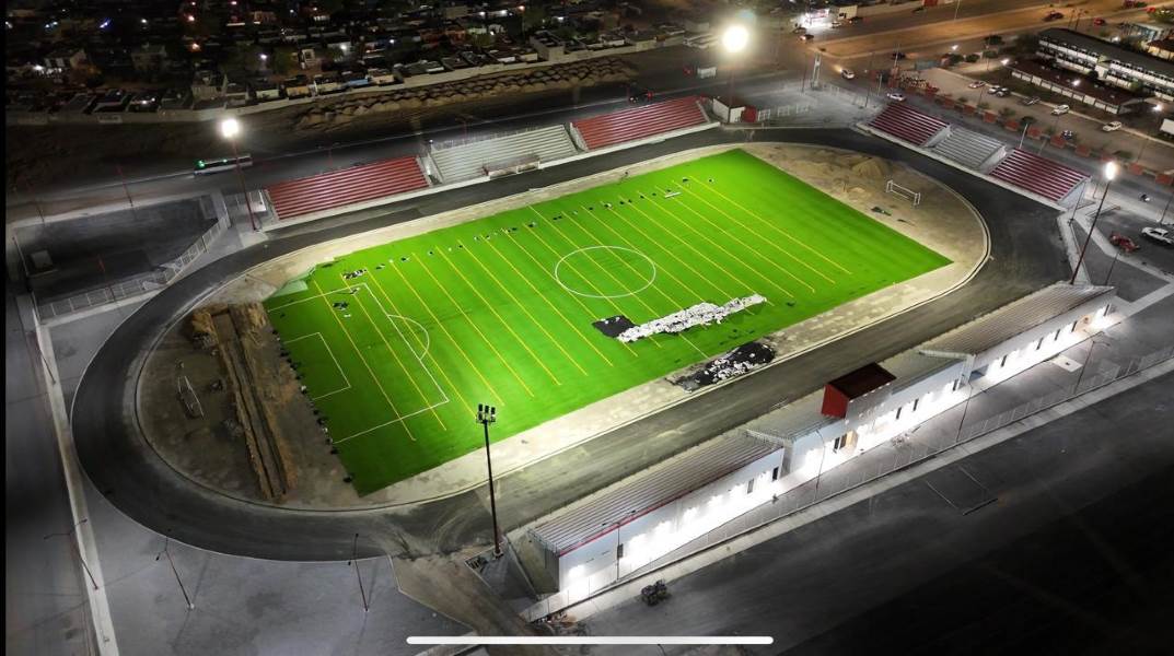 Instalan iluminación en el Estadio 8 de Diciembre