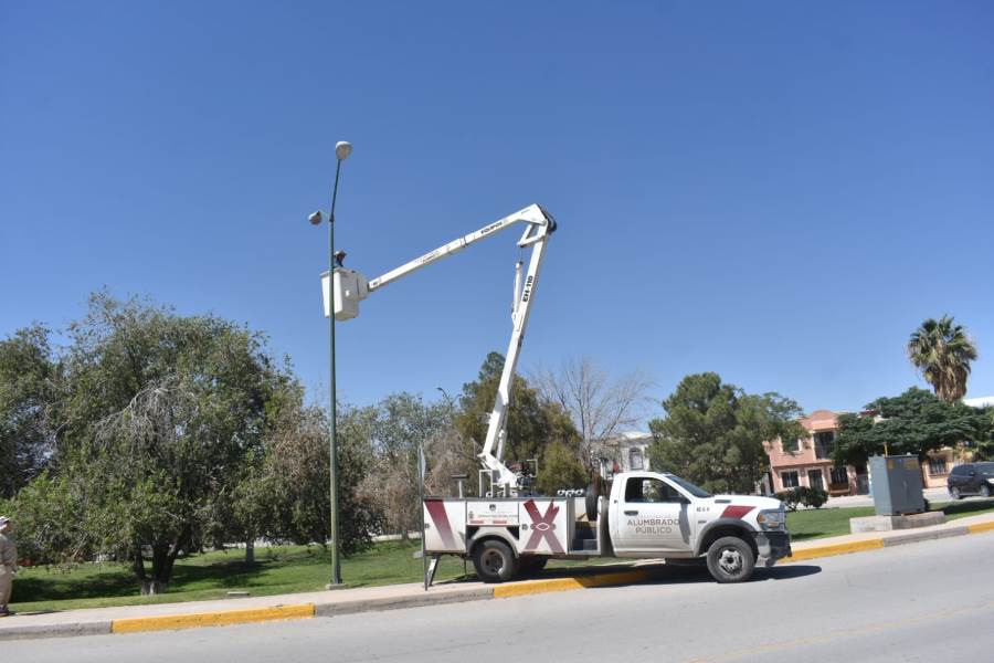 Instaló Alumbrado Público 168 luminarias en Colonial del Valle