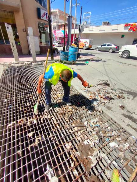 Limpian rejillas pluviales para evitar inundaciones en el centro