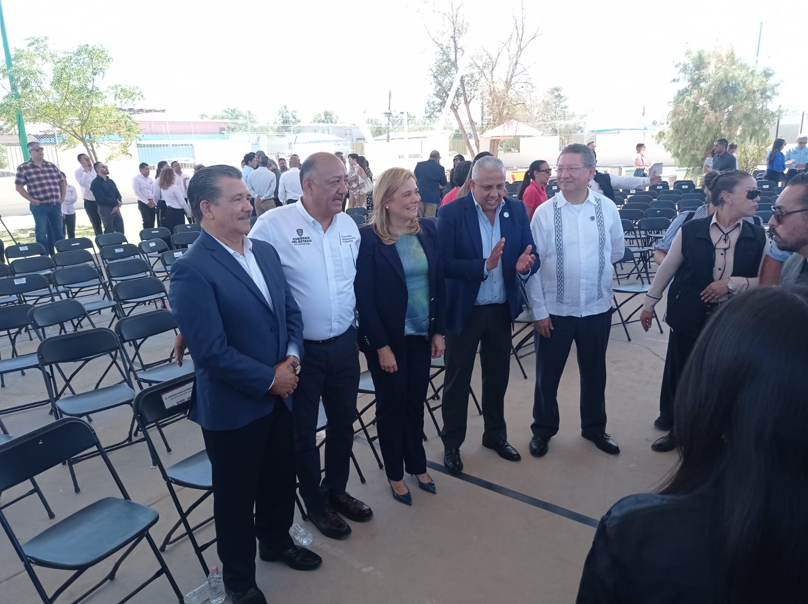Entrega estado paquetes de útiles escolares, mochilas y tenis a alumnos de primaria.
