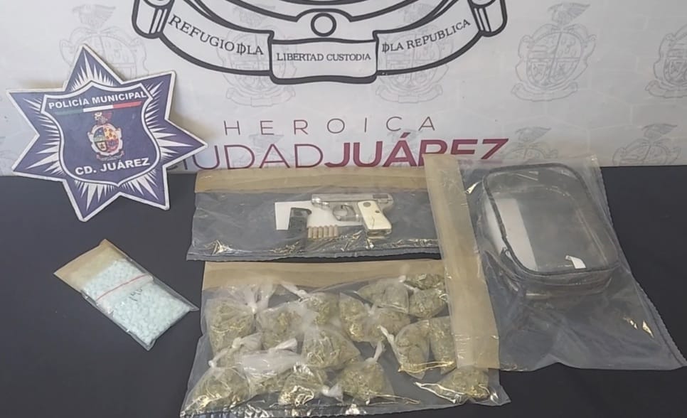 Agentes municipales arrestaron a tres sujetos en posesión de fentanilo, marihuana y un arma de fuego