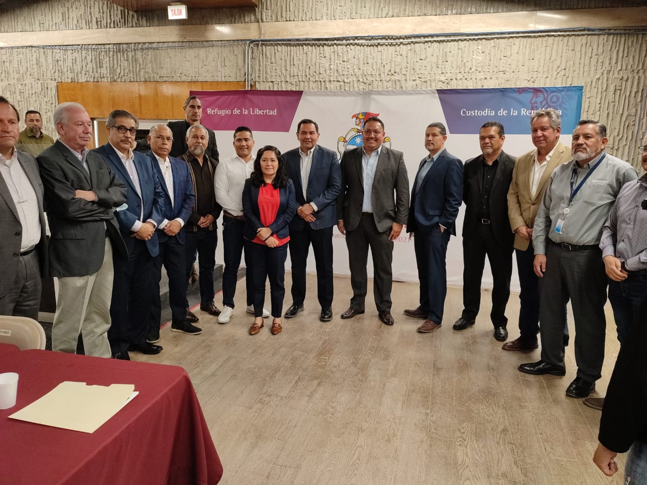Presenta alcalde a empresarios industriales programa Adopta un Parque