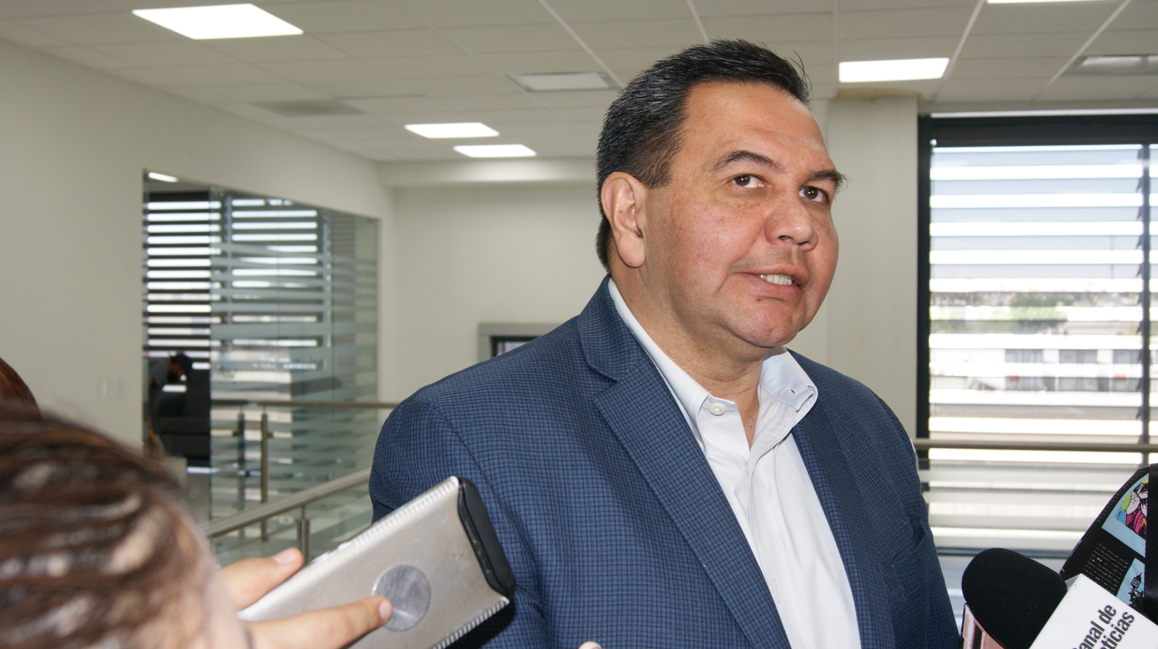 Alcalde a favor de recortes a partidos políticos y desaparición de plurinominales