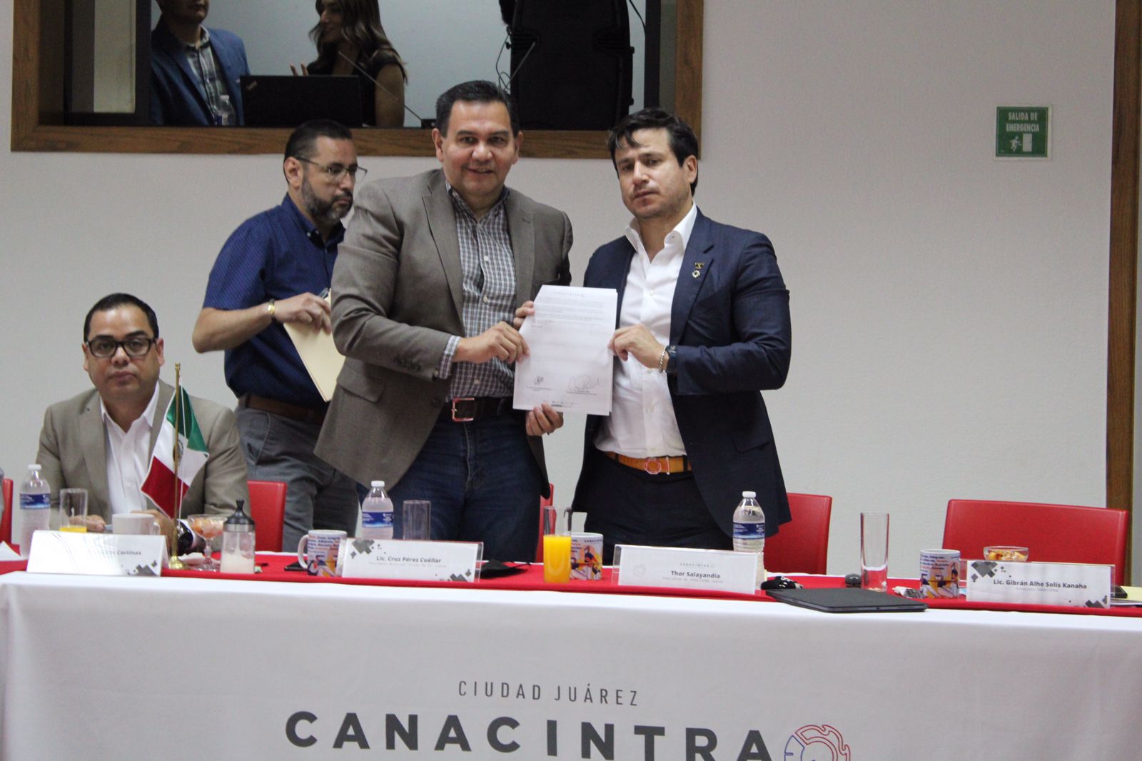 Felicita Cruz Pérez Cuéllar a CANACINTRA por iniciativa de Ley de Proveeduría