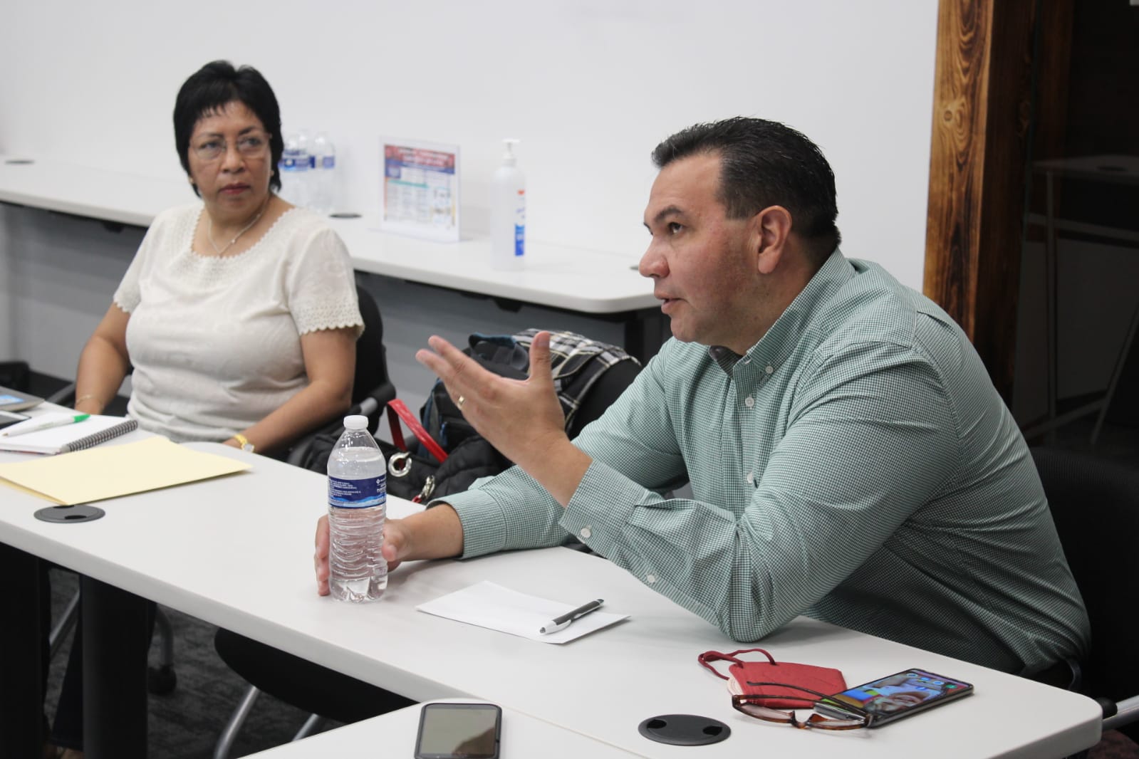 Cruz Pérez Cuéllar virtual alcalde de Ciudad Juárez se reunió con vecinos de la Valle del Sol