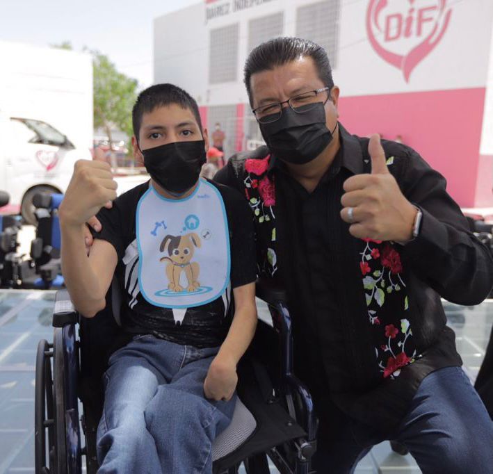 Alcalde y Presidenta del DIF Municipal entregan 700 aparatos funcionales y auditivos