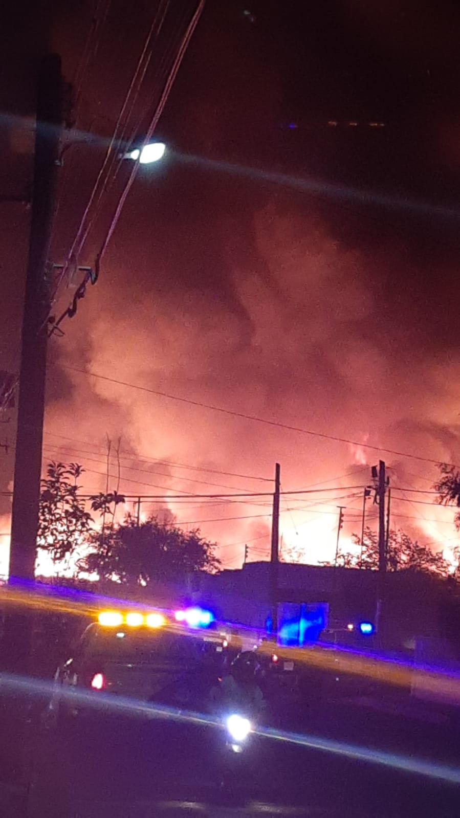 Incendio obliga a evacuar a decenas de familias por graves riesgos