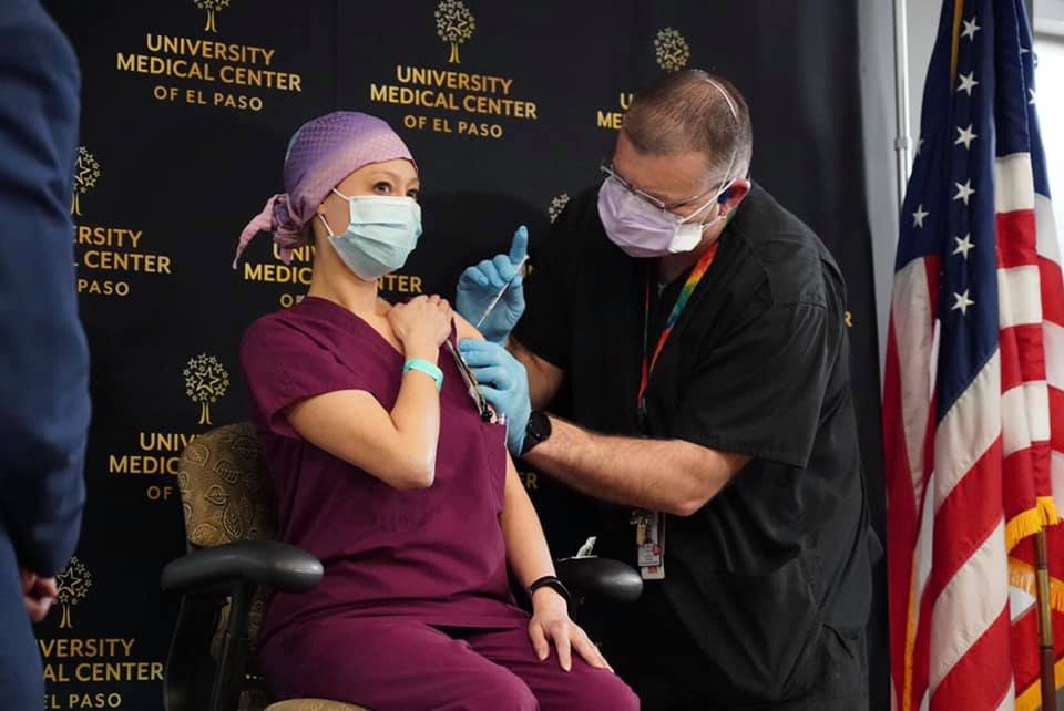 Recibe enfermera de El Paso la primera vacuna del Condado.
