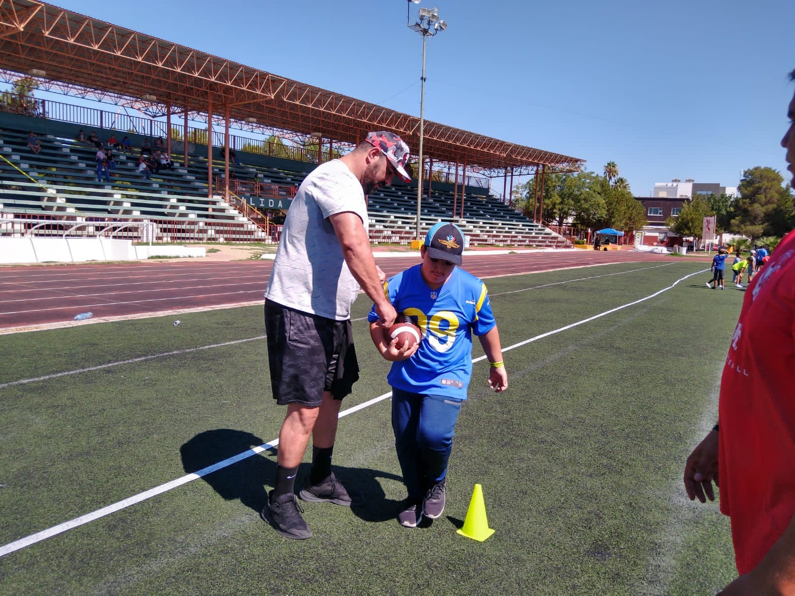 Ex jugador de NFL convivió con niños de Ciudad Juárez