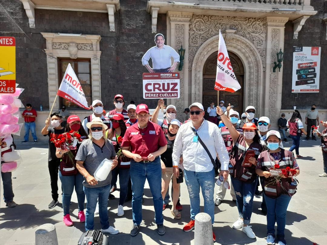 Cruz Pérez Cuéllar, recorre el centro histórico de la Ciudad; lleva sus propuestas a los juarenses
