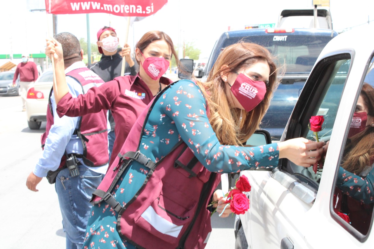 Felicita esposa del Candidato Cruz Pérez Cuéllar, Rubí Enríquez a madres juarenses