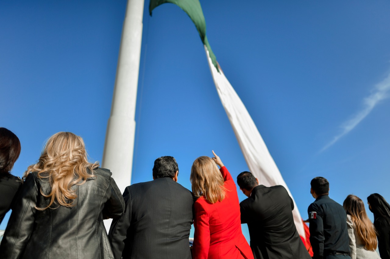 Encabeza gobernadora Izamiento de Bandera Monumental en Plaza El Palomar