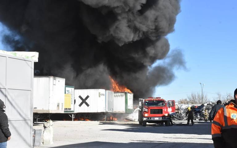 Se incendia recicladora de materiales