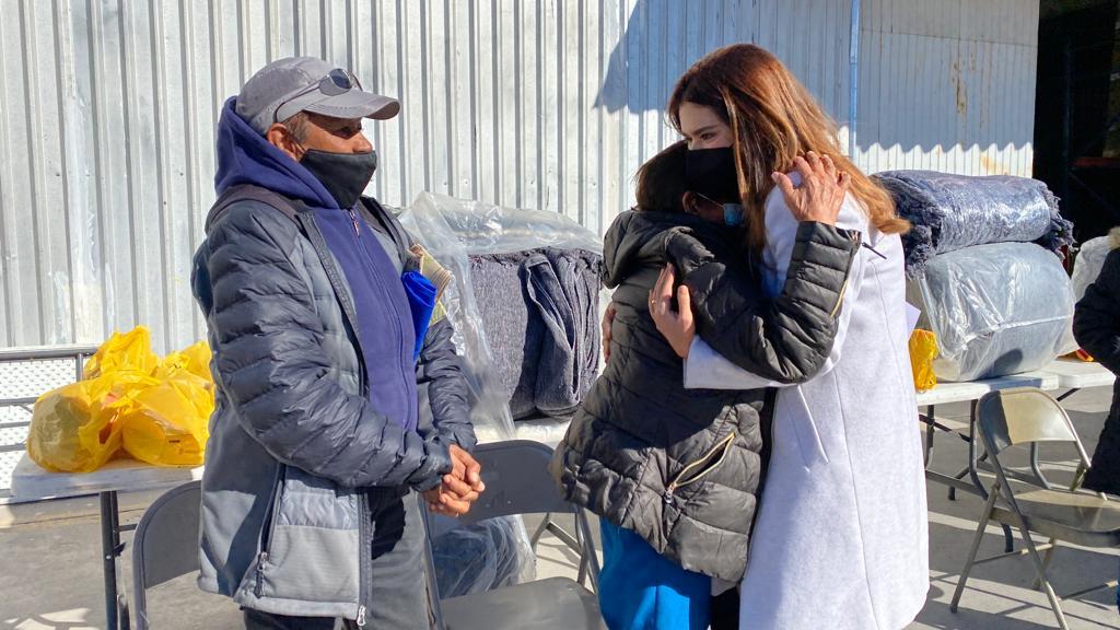 Recibe DIF Municipal donativo de cobertores y piernas de cerdo para adultos mayores